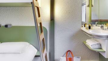 Driepersoonskamer, Meerdere bedden | Een bureau, verduisterende gordijnen, gratis babybedden, gratis wifi