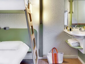 Triple Room, Berbilang Katil | Meja, langsir/tirai gelap terus, katil bayi/kot (percuma)