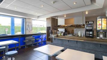 Petit déjeuner buffet servi tous les jours en supplément