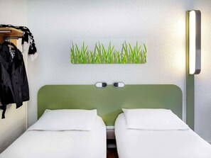 Tomannsrom, 2 enkeltsenger | Skrivebord, blendingsgardiner og barnesenger (inkludert)