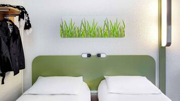 Chambre avec lits jumeaux, 2 lits une place | Bureau, rideaux occultants, lits bébé (gratuits), Wi-Fi gratuit