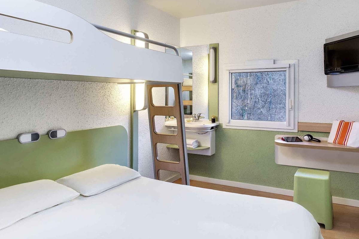 Chambre triple, Plusieurs lits | Bureau, rideaux dâobscurcissement, lit de bĂ©bĂ© (gratuit)