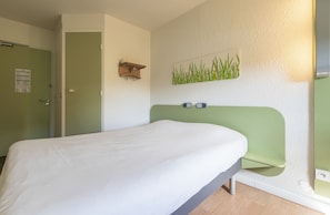 Tweepersoonskamer | Een bureau, verduisterende gordijnen, gratis babybedden, gratis wifi