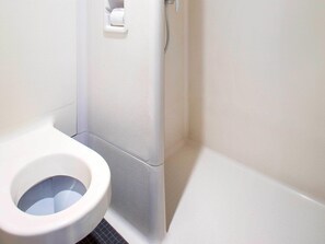 デスク、遮光カーテン、ベビーベッド (無料)、WiFi (無料)