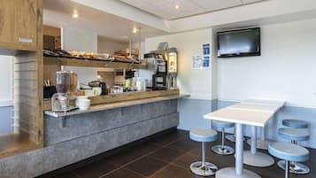 Petit déjeuner buffet servi tous les jours en supplément