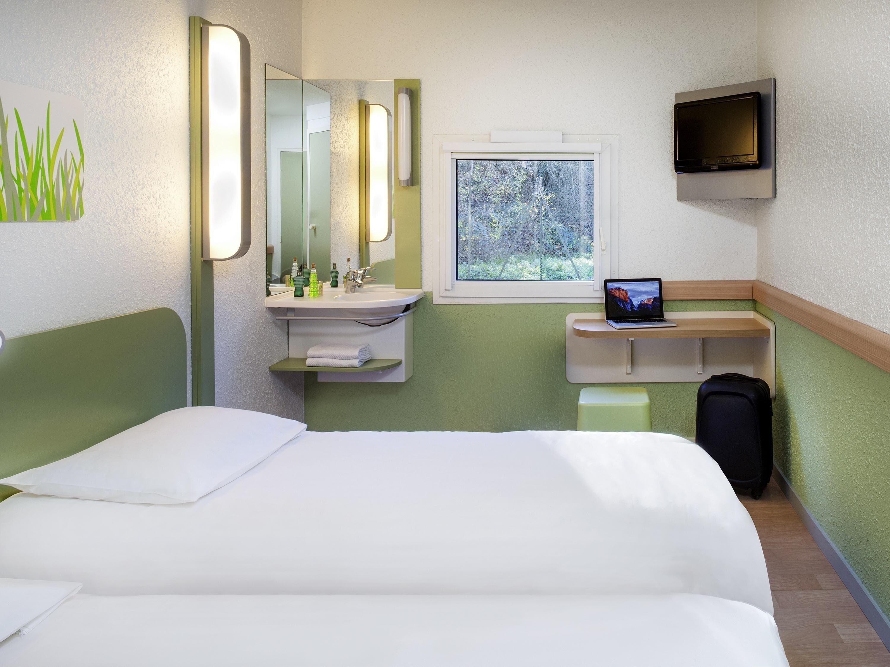 Bureau, rideaux occultants, lits bébé (gratuits), Wi-Fi gratuit