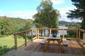 Outdoor dining - NEW LISTING!! Highland Cottage overlooking Loch Knockie. (Whitebridge)