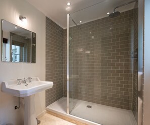 Ensemble baignoire-douche, séchoir à cheveux, serviettes fournies, savon