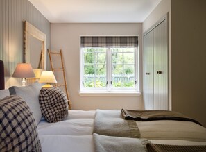 2 bedrooms, iron/ironing board, travel cot, free WiFi - NEW LISTING!! Highland Cottage overlooking Loch Knockie. (Whitebridge)