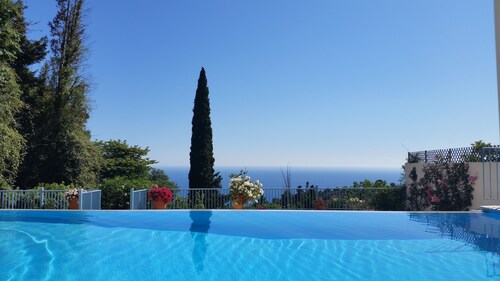 Beautiful see view villa with infinity pool