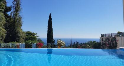 Beautiful see view villa with infinity pool