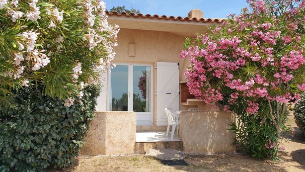 A house with a patio, a white door, and a window. - Mini-villa No. 4 - 2/4 people (PORTO-VECCHIO)