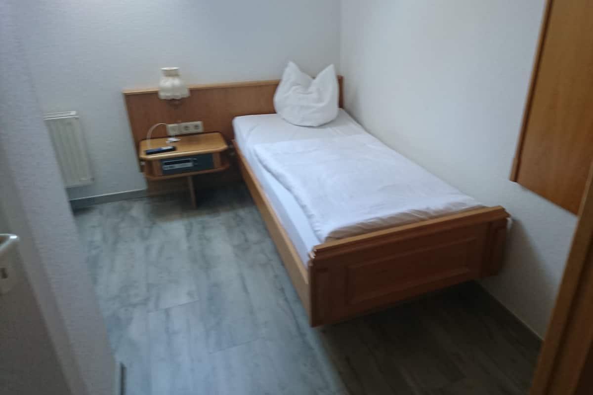 Habitación individual | Escritorio, sistema de insonorización, wifi gratis y ropa de cama