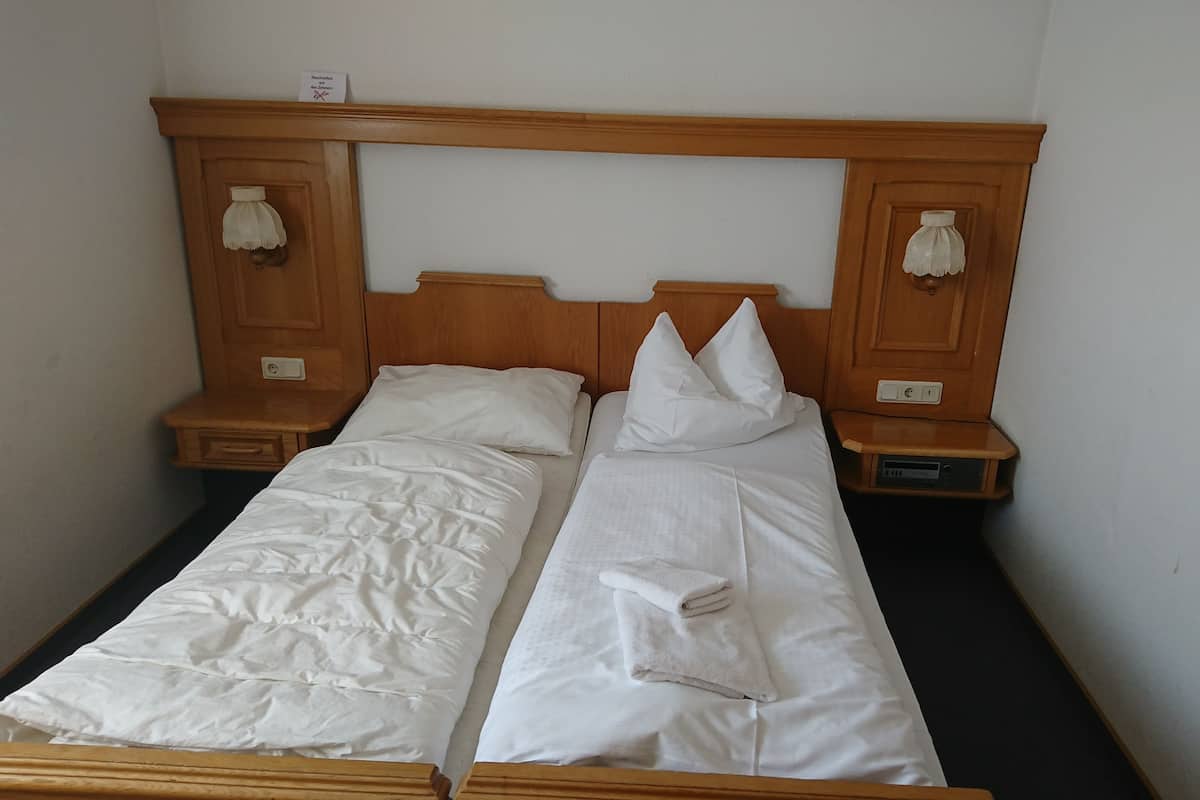 Escritorio, sistema de insonorización, wifi gratis y ropa de cama