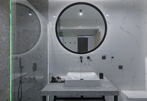 Deluxe Double Room | Bilik Mandi | Pancuran mandi, hulu semburan mandi hujan, pengering rambut 