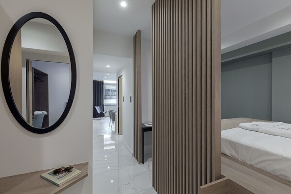 Caja de seguridad en la habitación, cortinas blackout y insonorización 