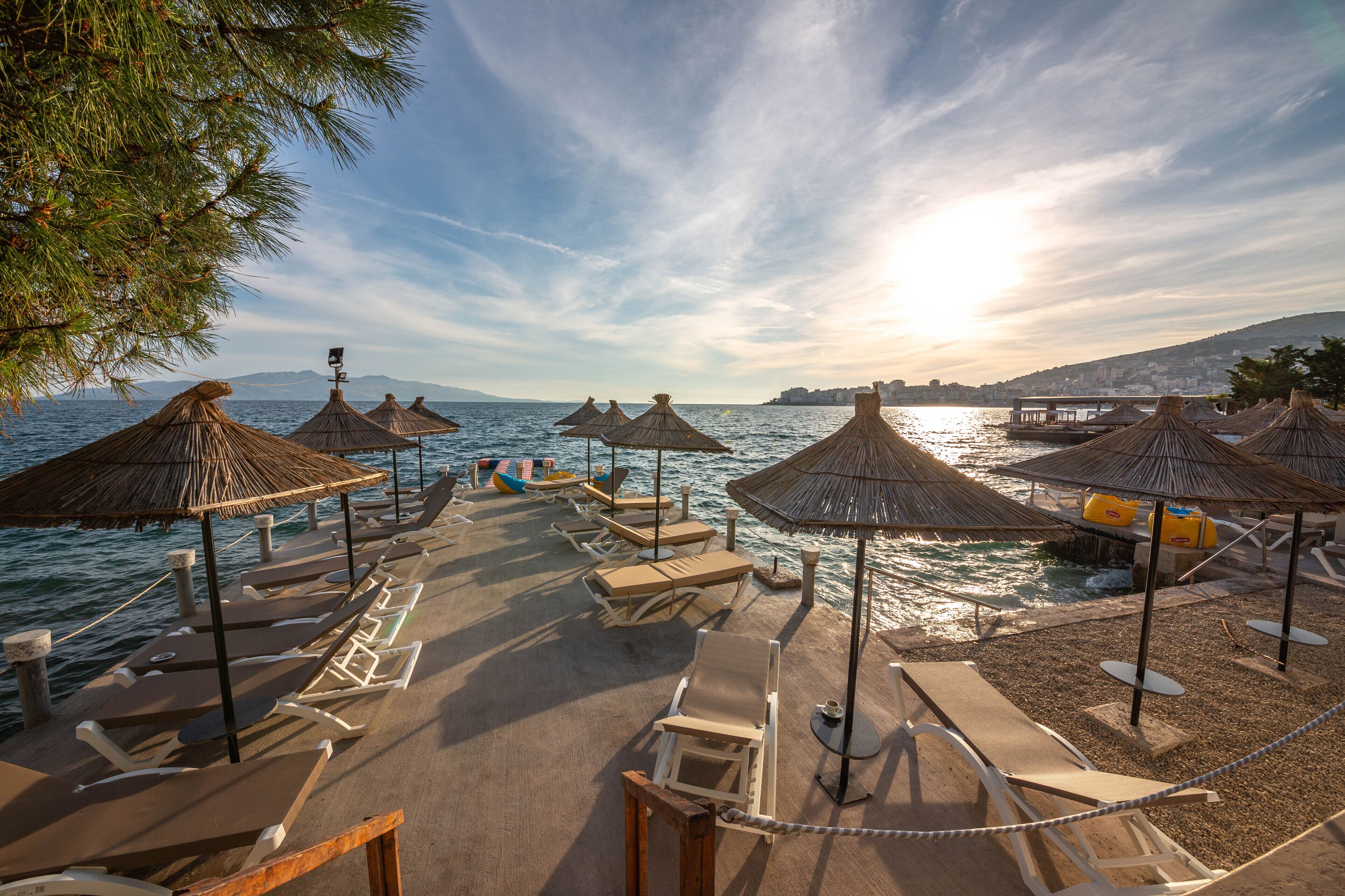 Plage privée, sable blanc, chaises longues, parasols