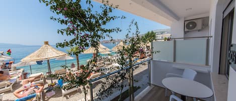 Standard-Doppel- oder -Zweibettzimmer, Poolblick, StrandnÀhe | Blick vom Balkon