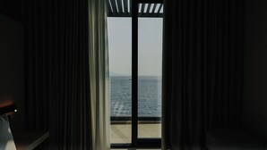 A room with a view of the sea through a sliding glass door. - Hotel Jaroal (Sarandë)