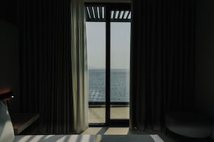 Executive Suite | Premium bedding, minibar, in-room safe, blackout drapes