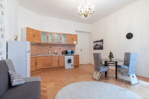 Appartement, 2 lits doubles (Mikulandska 3) | Coin séjour | Télévision