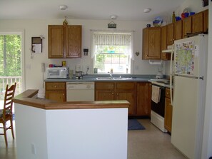 Fridge, microwave, oven, stovetop - Just a 5 Minute Walk to Short or Long Sands Beaches (York)