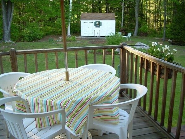 Outdoor dining - Just a 5 Minute Walk to Short or Long Sands Beaches (York)