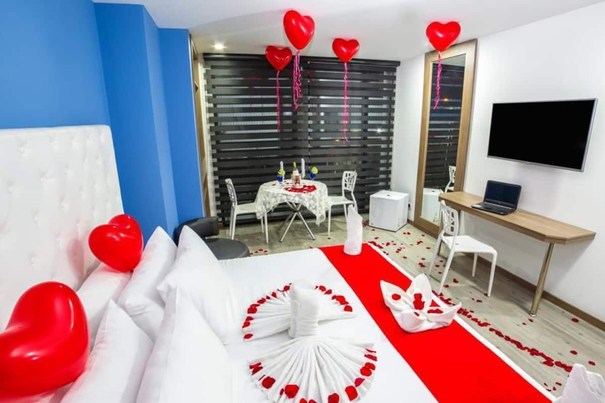 Superior suite, 1 kingsize bed, bubbelbad | Donsdekens, Select Comfort-bedden, een bureau