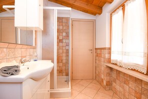 Apartment, 1 Bedroom | Bathroom | Shower, hair dryer, bidet, towels