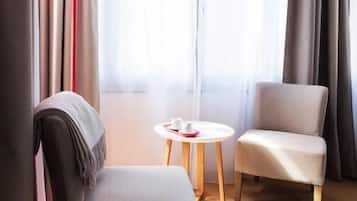 Kamar Double | Didekorasi berbeda-beda dan dilengkapi dengan perabotan berbeda-beda