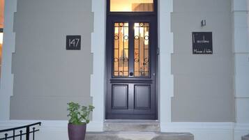 Pintu masuk properti