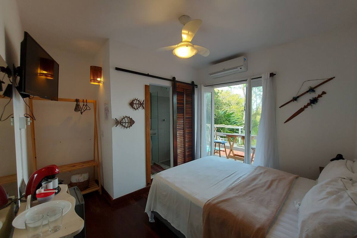 Standard Room, 1 Double Bed, Ocean View | Individually decorated, individually furnished, iron/ironing board