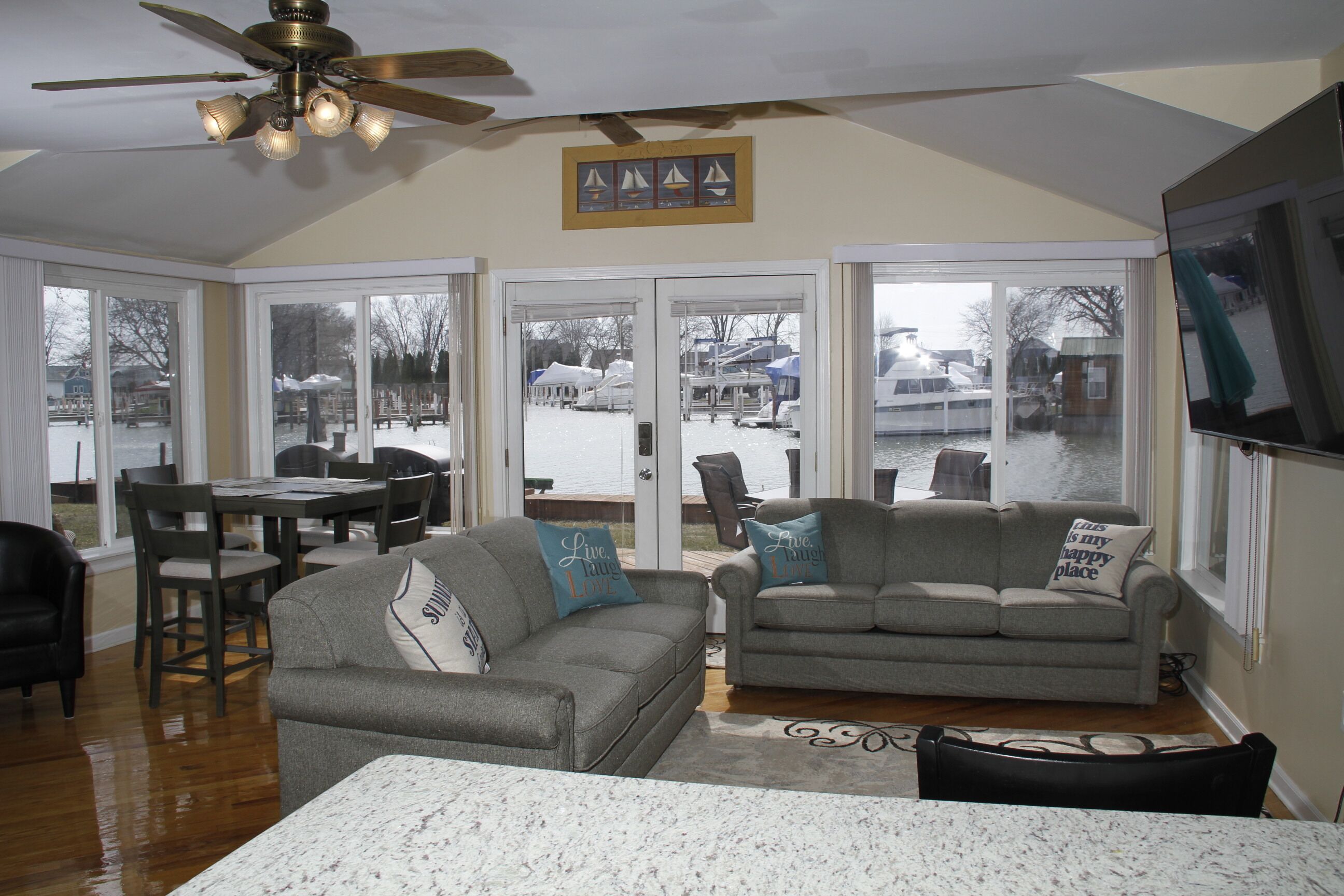 Smart-tv, pejs, legetøj, bøger