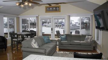 TV connectée, cheminée, jouets, livres