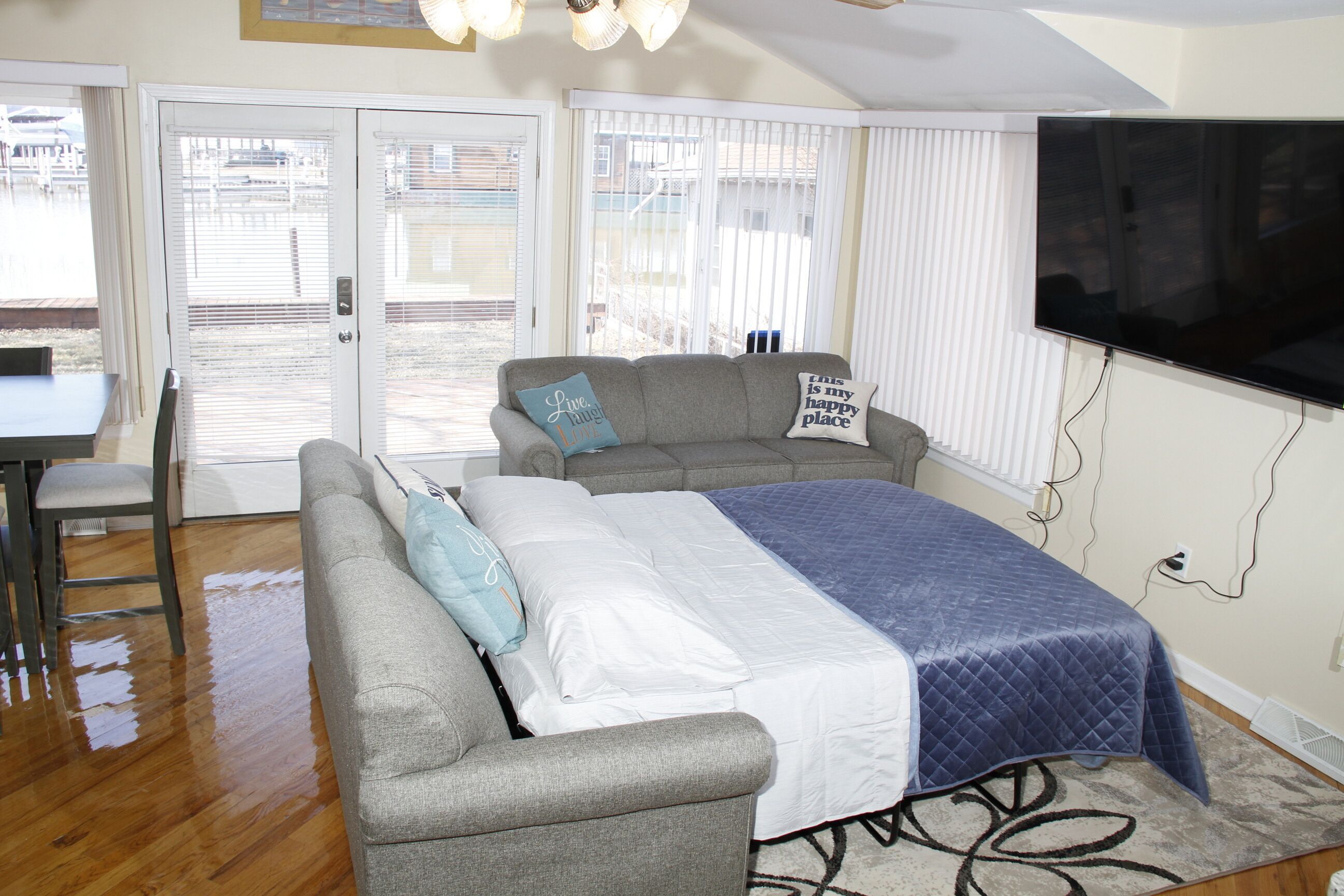 Smart-TV, Kamin, Kinderspielzeug, Bücher