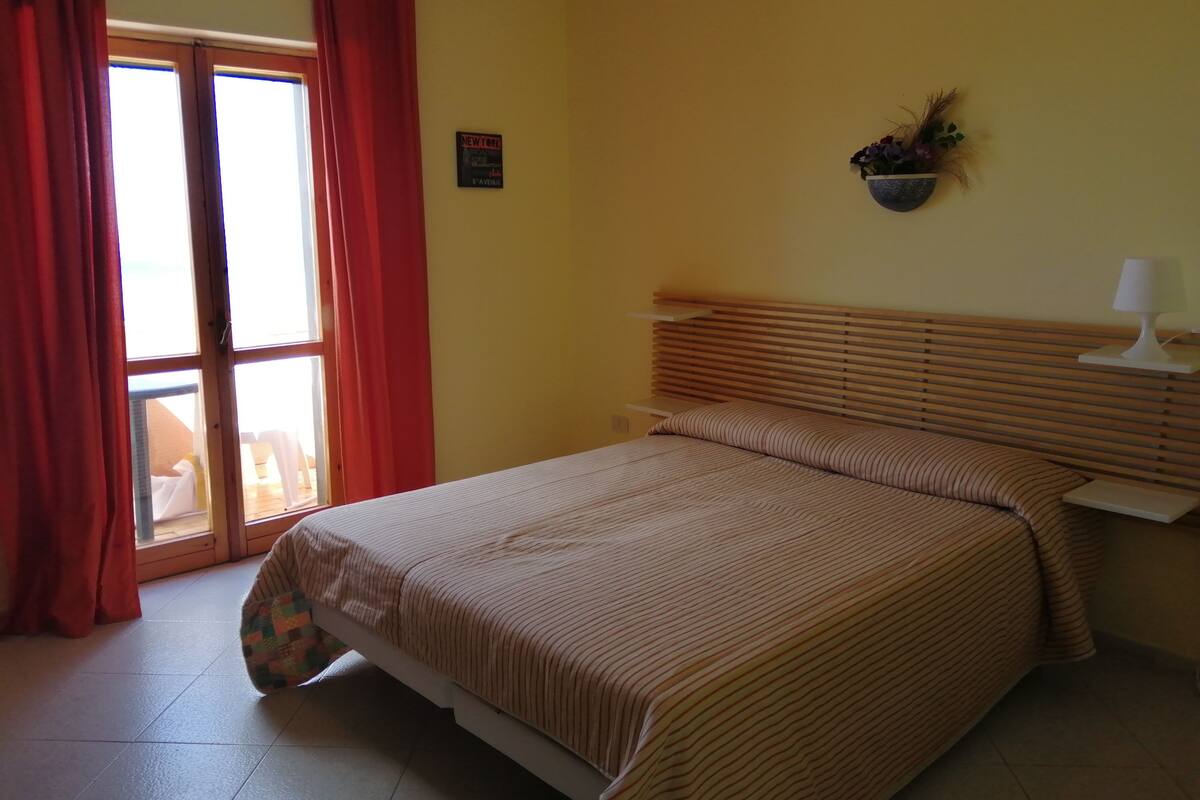 Habitación cuádruple, balcón, vista al mar | Cunas y ropa de cama