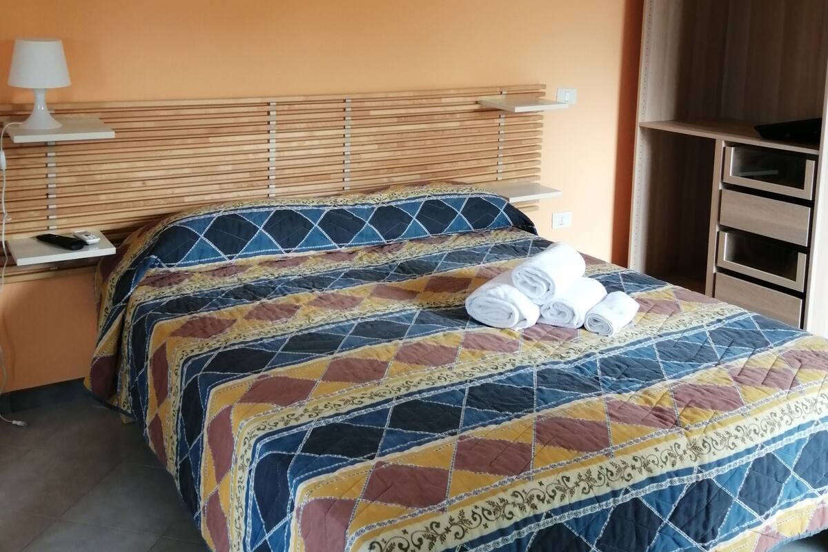 Habitación doble, balcón, vista al mar | Cunas y ropa de cama
