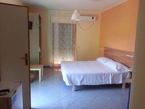 Habitación triple, balcón, vista al mar | Cunas y ropa de cama