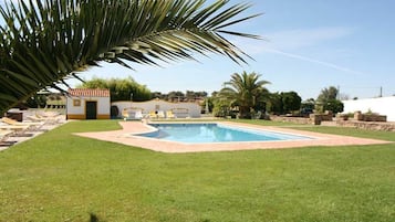 Piscine extérieure, chaises longues