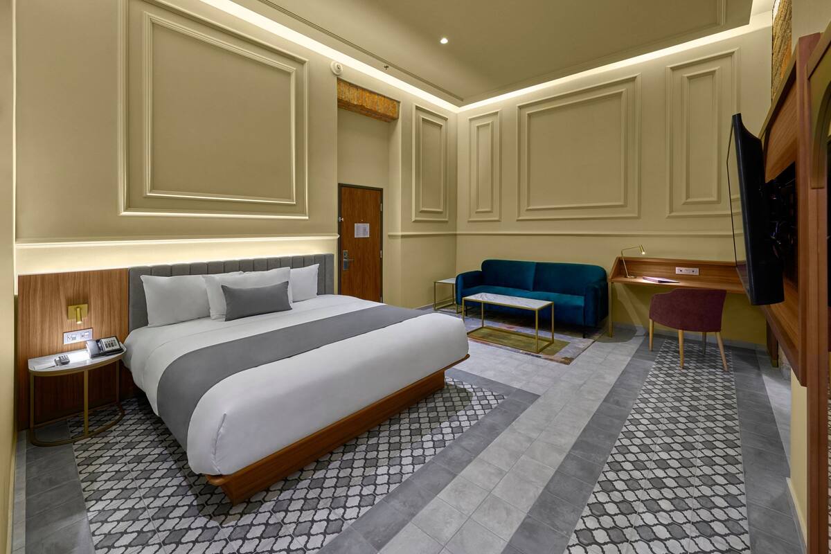 suite, 1 king bed with sofa bed | 1 bedroom, in-room safe, desk, laptop workspace