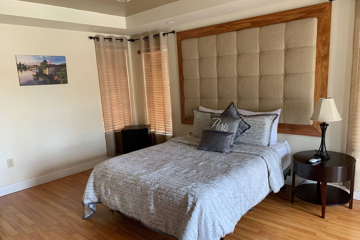 Superior-Zimmer, 1 Queen-Bett | Bügeleisen/Bügelbrett, kostenloses WLAN, Bettwäsche