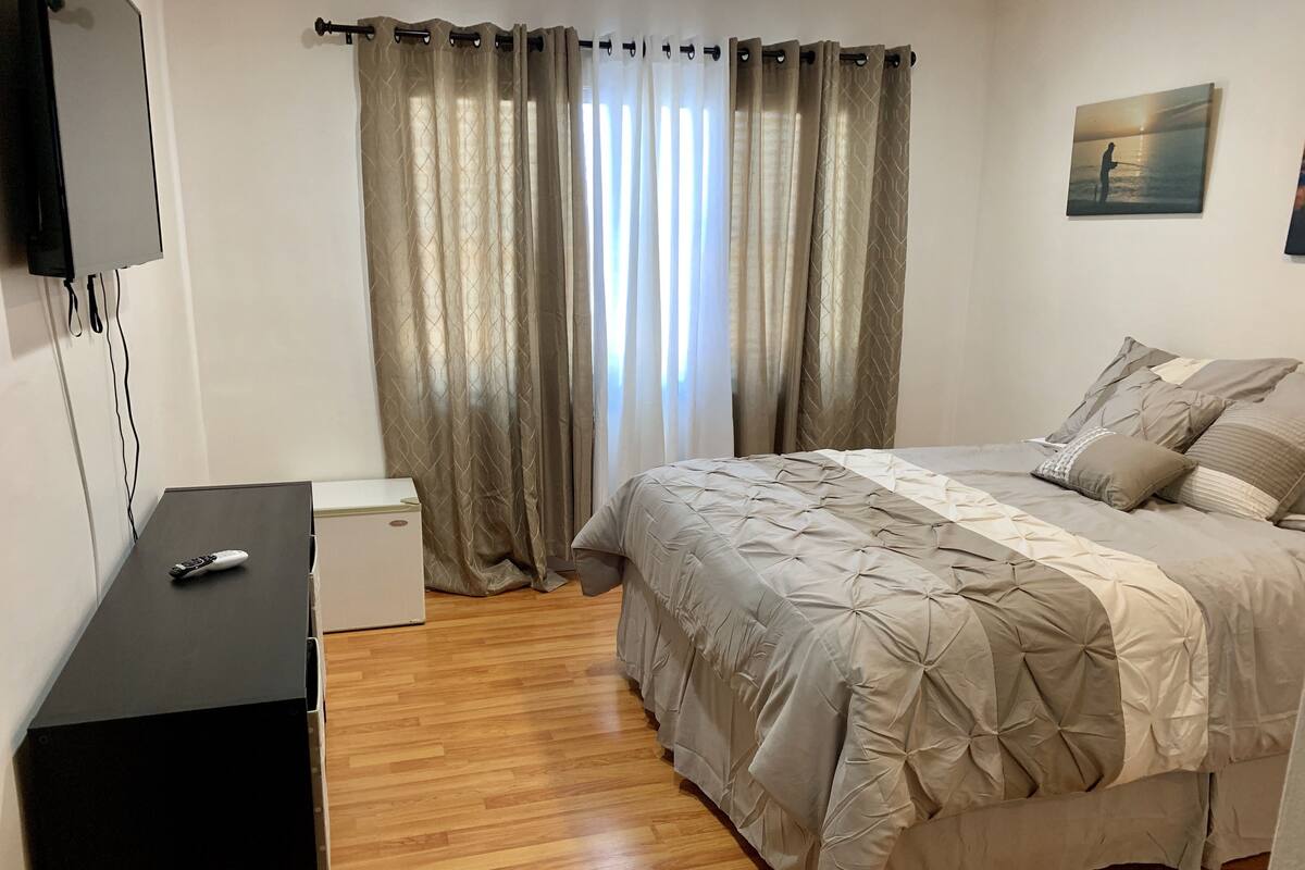 Standardzimmer, 1 Queen-Bett | Bügeleisen/Bügelbrett, kostenloses WLAN, Bettwäsche