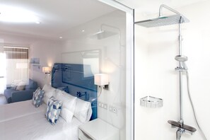 Shower, free toiletries, hair dryer, towels - Hotel Boutique Tao Caleta Mar (La Oliva)