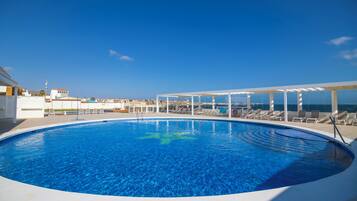 2 Außenpools, Sonnenschirme, Liegestühle