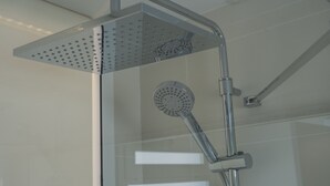 Ducha del cuarto de baño