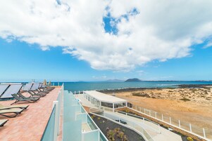 Ubicación a pie de playa, arena blanca, submarinismo y windsurf