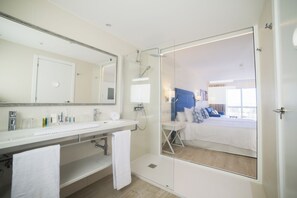 Dusche, kostenlose Toilettenartikel, Haartrockner, Handtücher