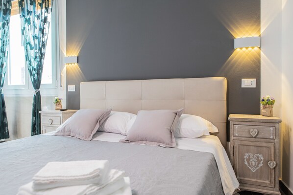 Habitación triple, balcón | Caja fuerte, escritorio, espacio para trabajar con un portátil