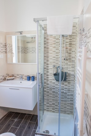 Habitació doble o amb dos llits individuals Deluxe, balcó | Bany | Dutxa, articles de tocador gratuïts, assecador de cabells i bidet 