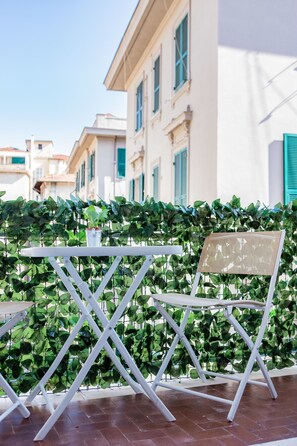 Habitación triple, balcón | Balcón